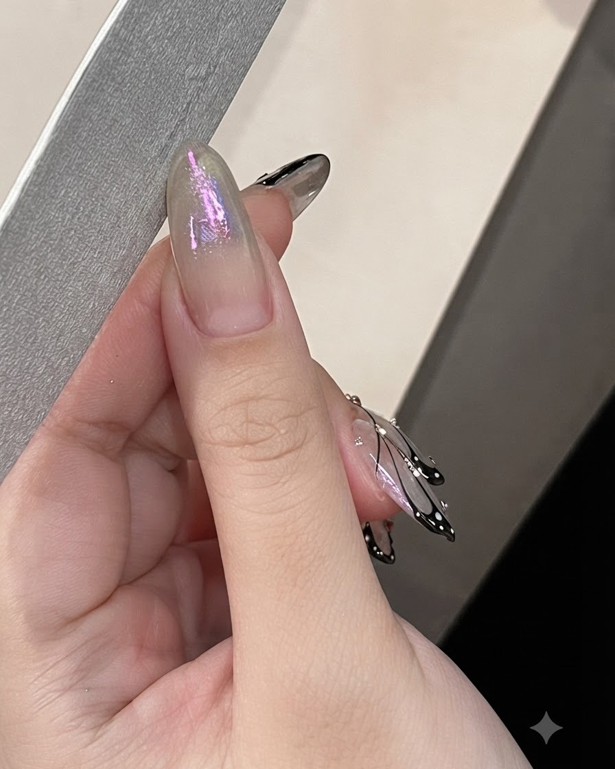 Eine Hand benutzt eine Nagelfeile an der Seitenkante eines mandelförmigen Nagels.