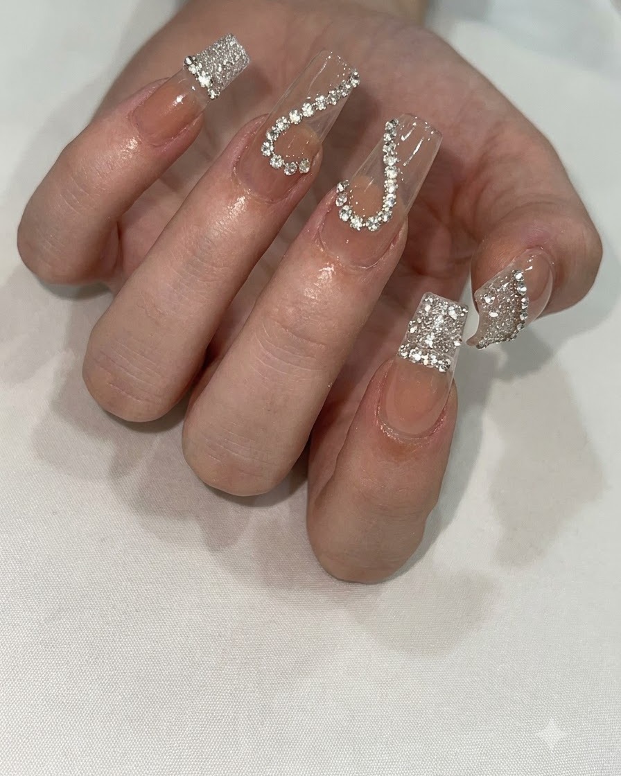 Eine Hand positioniert sich unter einer kompakten UV/LED-Nagellampe, um detaillierte Nail Art auszuhärten.