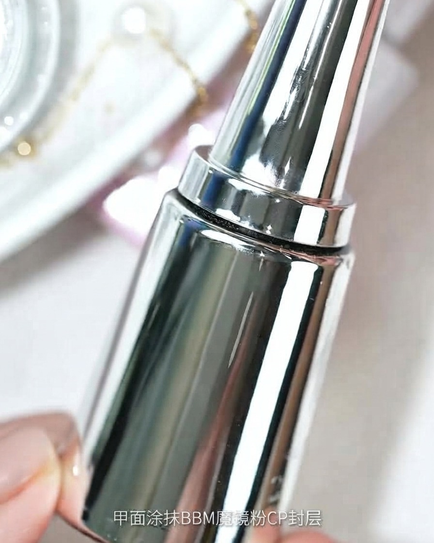 Eine Nahaufnahme einer Flasche mit silberner Kappe, die den BBM Magic Mirror Powder CP Top Coat darstellt.
