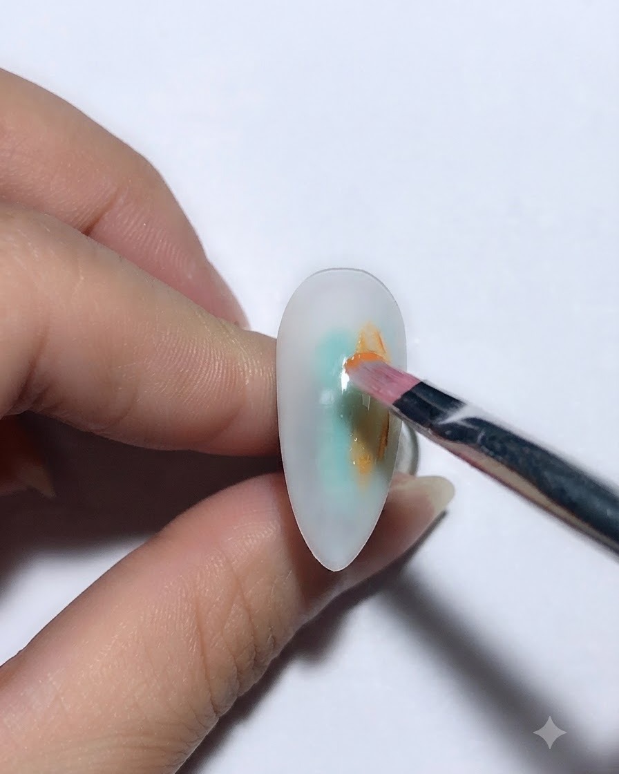 Eine Nahaufnahme eines Fingers mit einem lackierten Nagel, der zum Aushärten unter eine UV/LED-Nagellampe gelegt wird.