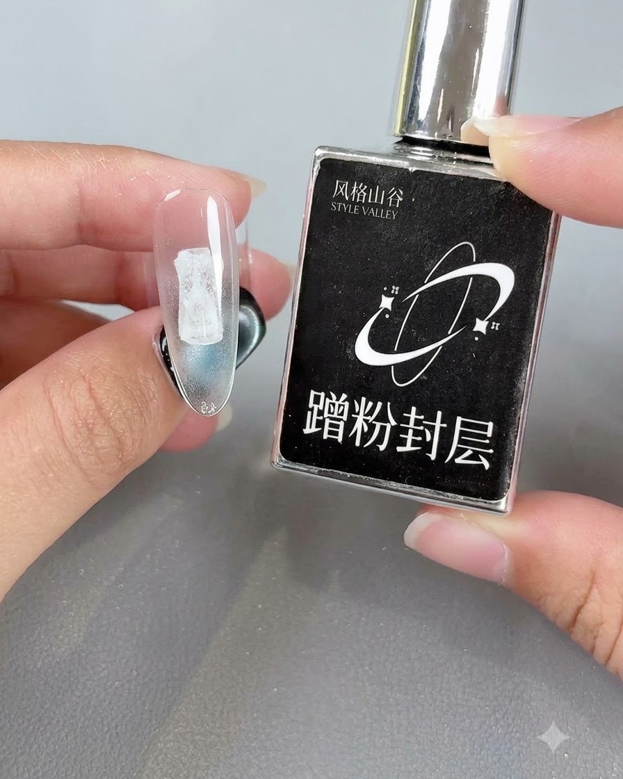 Eine Hand hält ein schwarzes Produktfläschchen neben einem klaren Nageltipp, der eine ausgehärtete Versiegelungsschicht zeigt.