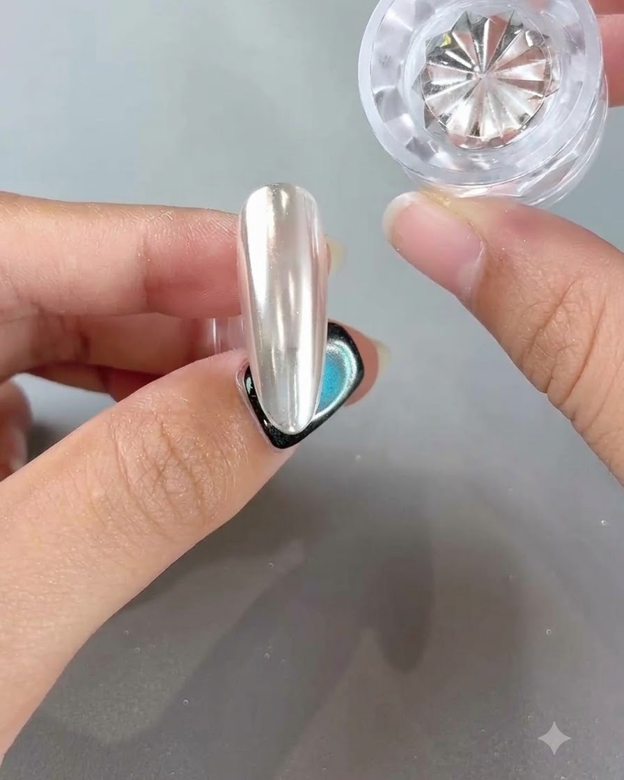 Ein Tiegel mit puderfreiem Versiegelungsgel positioniert neben einem makellos spiegelnden Nageltipp.
