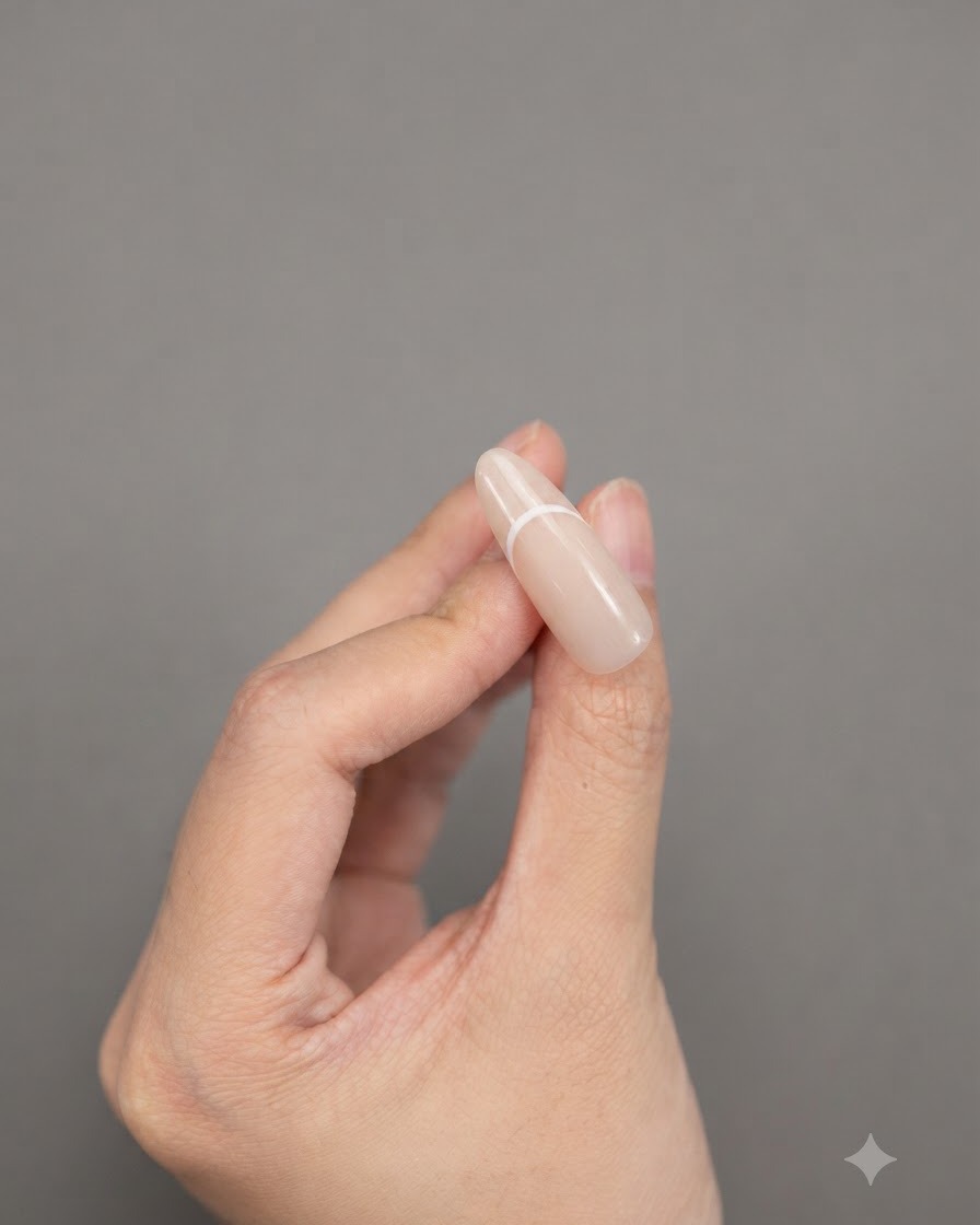 Finger halten einen mandelförmigen Nagel mit einem vollendeten, massiv weißen French-Tip-Design.