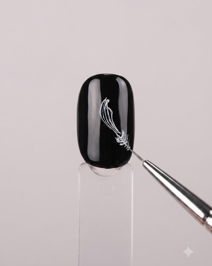 Ein Nagel-Display-Ständer zeigt einen schwarzen Nagel mit detaillierter silberner Fine-Line-Blütenblattkunst.