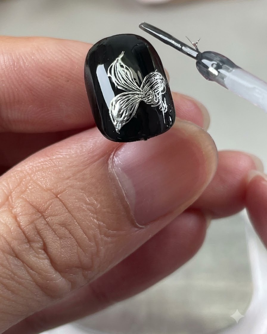 Eine detaillierte Ansicht einer silbernen metallicfarbenen Lilienblüte mit sechs gezeichneten Blütenblättern vor schwarzem Hintergrund.