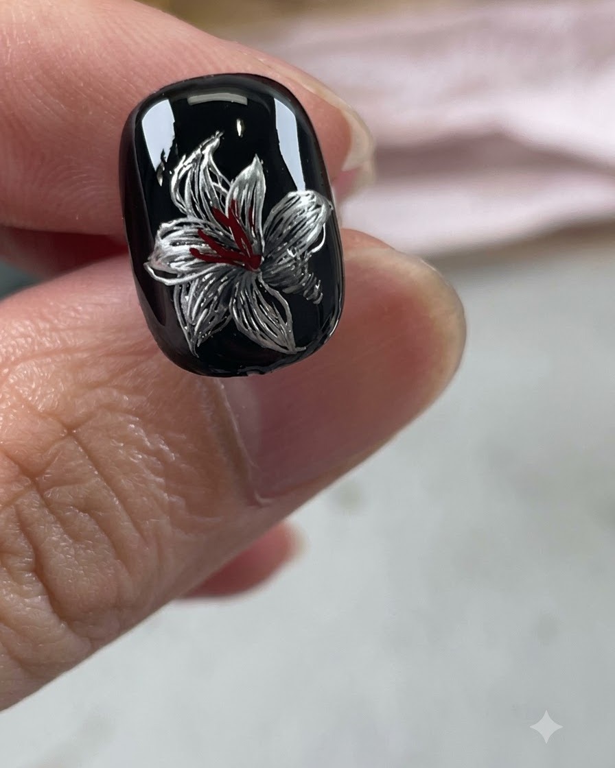 Ein feiner Pinsel fügt den metallic-silbernen Blütenblättern weiße Highlights und Umrisse hinzu.