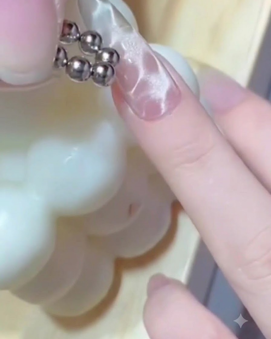 Ein Fingernagel wird während des Aushärtungsprozesses unter einer kompakten UV-/LED-Lampe positioniert.