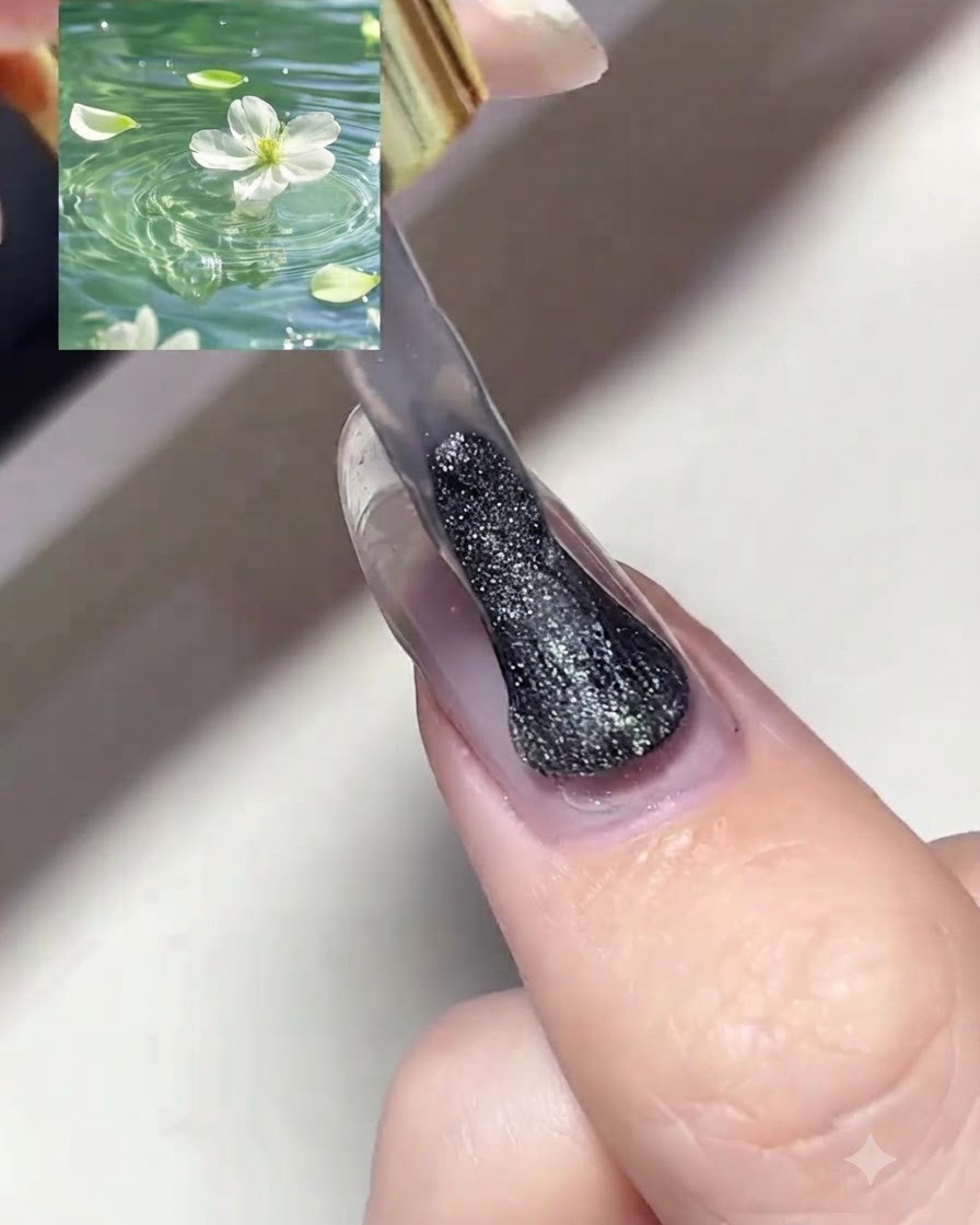 Ein Nagellackpinsel trägt eine Schicht schimmernden silbernen Cat-Eye-Gellack auf einen vorbereiteten Fingernagel auf.