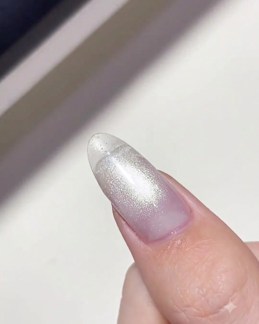 Eine fusselfreie Zellstofftupfer wird verwendet, um die Oberfläche eines ausgehärteten Nagels zu reinigen.