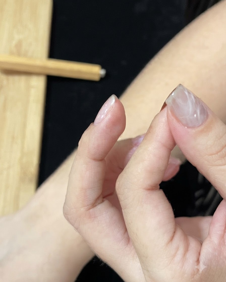 Eine Hand liegt unter einer UV- oder LED-Nagellampe, um die strukturierte Gelschicht auszuhärten.
