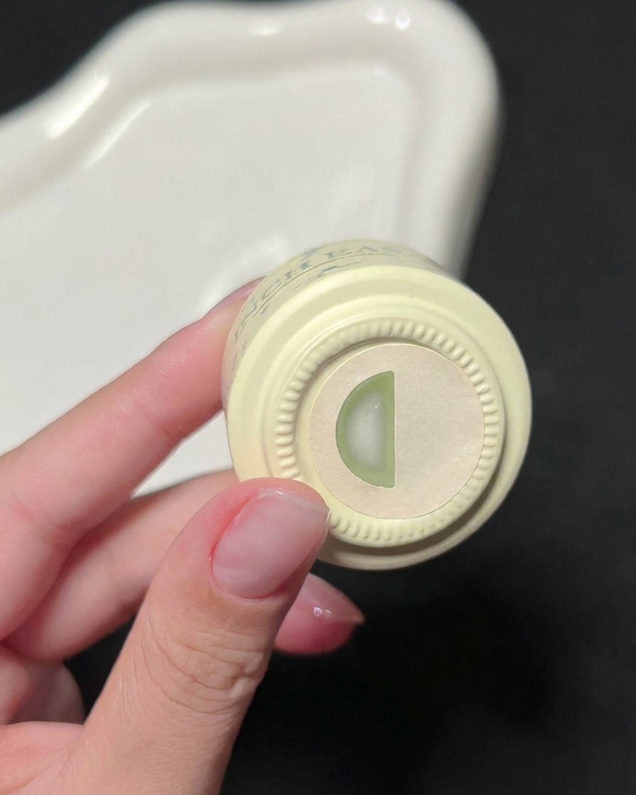 Eine Hand hält eine Flasche INCH EASY grünes Gel-Polish und zeigt das Farbetikett auf der Oberseite.