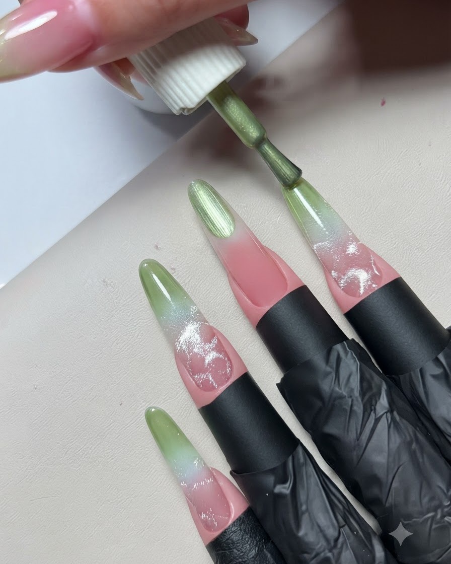Ein Pinsel trägt eine dünne Schicht vibranten grünen Lacks auf die Nagelspitze einer Übungsverlängerung auf.