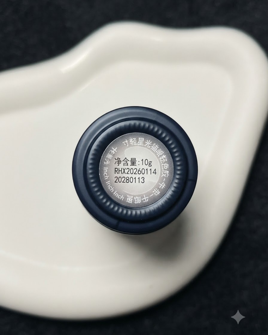 Ansicht von oben auf die Kappe und das Etikett einer INCH EASY silbernen Magnet- oder Metallic-Gel-Flasche.