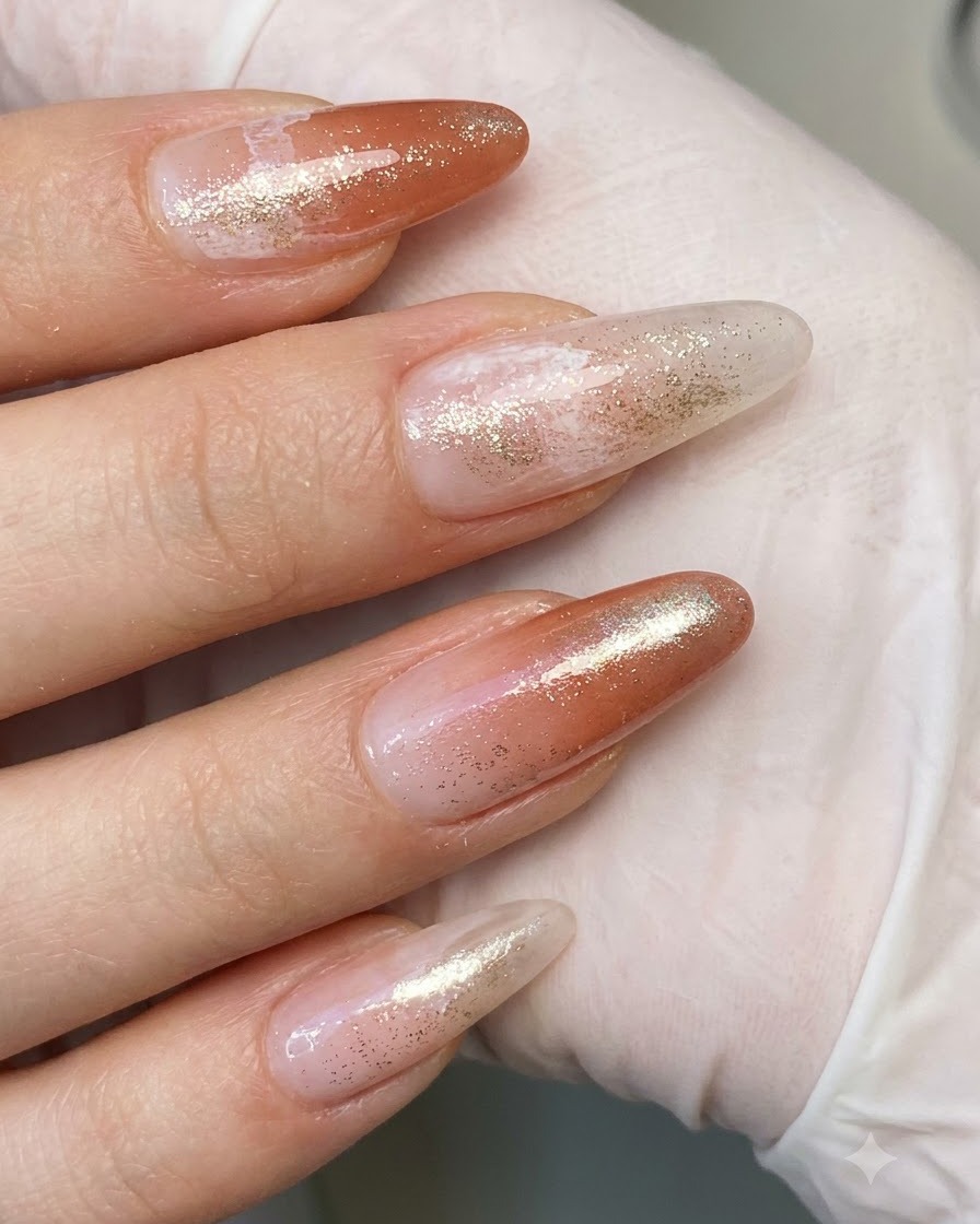 Mehrere Finger zeigen saubere Nägel nach dem Abwischen mit Alkohol zur Entfernung von Oberflächenrückständen.