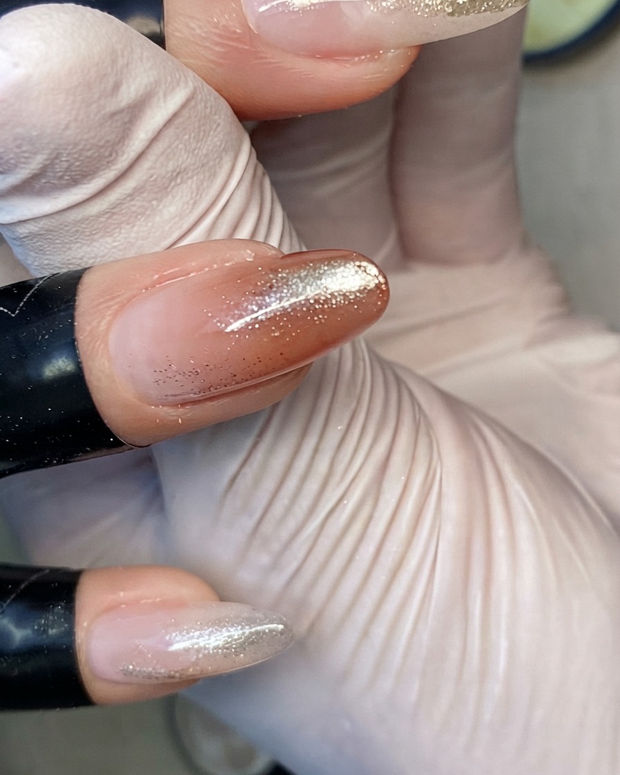 Finger positioniert in einer UV-/LED-Lampe zum Aushärten der letzten glänzenden Top-Coat-Schicht.