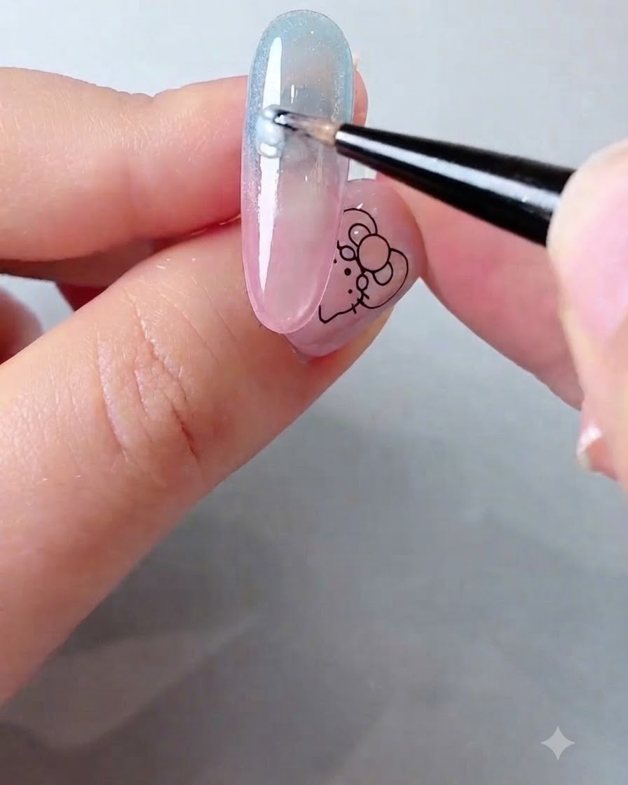 Ein feiner Linerpinsel trägt milchweißes Gel-Lack in abstrakten Wolkenformen über einen rosa-blauen Farbverlaufsnagel auf.