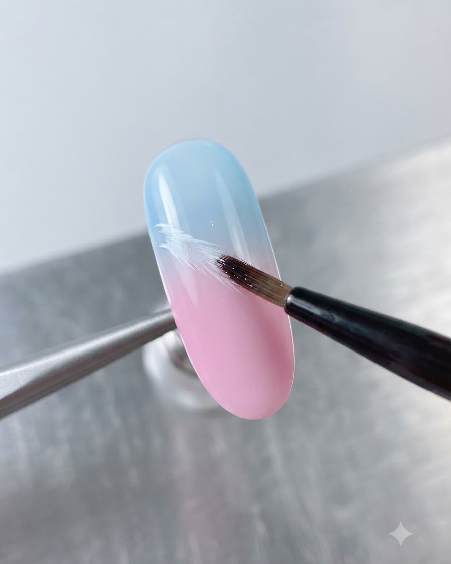 Ein Detailpinsel zieht weißes Gel über eine blau-rosa Farbverlaufsnageloberfläche, um Linien zu formen.