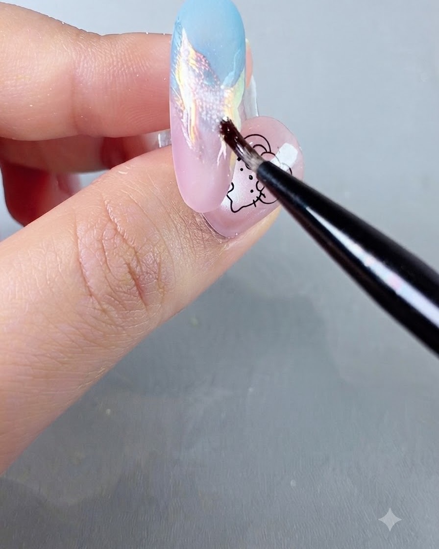Ein kleiner Detailpinsel trägt buntes, blitzendes Glitzerpulver auf einen Pastell-Farbverlaufsnagel auf.