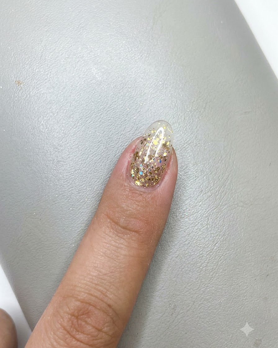 Eine klare Schicht Builder-Gel wird gleichmäßig auf die gesamte Oberfläche des dekorierten Nagels aufgetragen.
